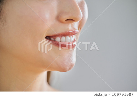 歯並びが良くて白い歯の30代女性 109791987