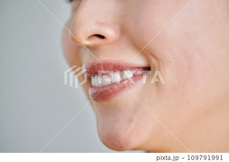 歯並びが良くて白い歯の30代女性 109791991