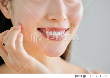 顔をマッサージしてスキンケアをする30代女性 109791996