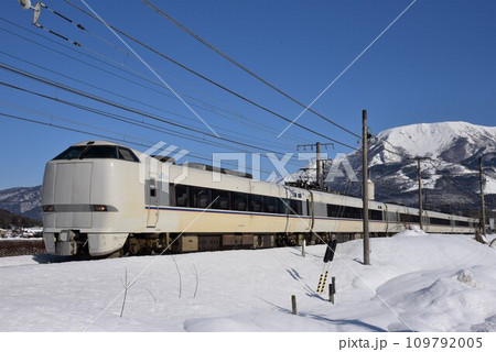 冬晴れの伊吹山麓　海道本線を行く　特急しらさぎ 109792005
