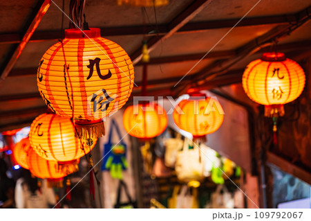 台湾　夜の九份 109792067
