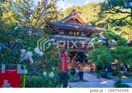（静岡県袋井市）目の霊山・油山寺　宝生殿にお参りする人 109792098