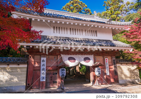 (静岡県袋井市)目の霊山・油山寺 紅葉が美しい、山門 (静岡県袋井市)目の霊山・油山寺 紅葉が美しい、山門 109792308