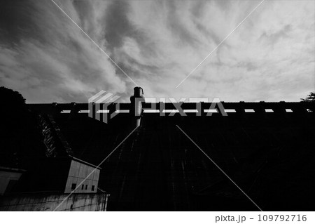 下流から見る早池峰ダムの堤体 109792716