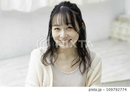 フェミニンな雰囲気の若い女性 109792774