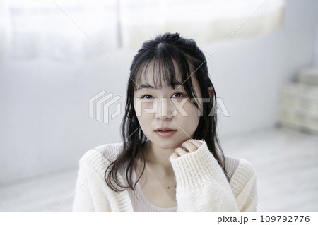 フェミニンな雰囲気の若い女性 109792776