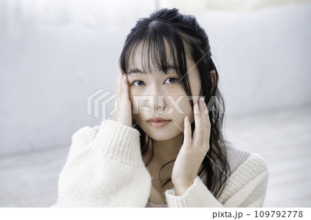 フェミニンな雰囲気の若い女性 フェミニンな雰囲気の若い女性 109792778