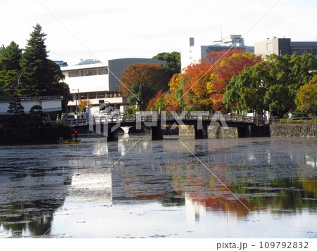 皇居北側の内濠に架かる「平川橋」 109792832