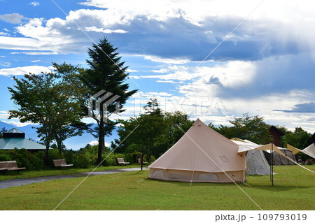 キャンプ場の朝（長野県） 109793019