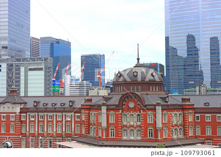 東京都千代田区、多くの高層ビルの中に建つ東京駅の風景 東京都千代田区、多くの高層ビルの中に建つ東京駅の風景 109793061