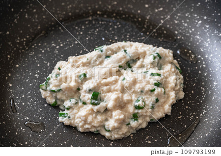 フライパンで焼く豆腐チヂミの生地 109793199