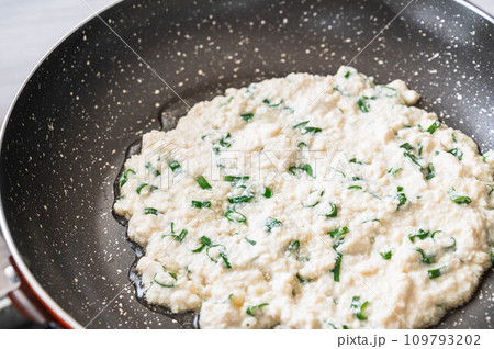フライパンで焼く豆腐チヂミの生地 フライパンで焼く豆腐チヂミの生地 109793202