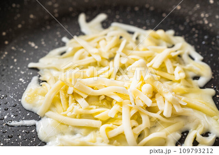 フライパンで焼くチーズ 109793212