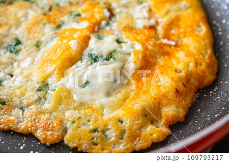 チーズが溢れる豆腐チーズチヂミ 109793217