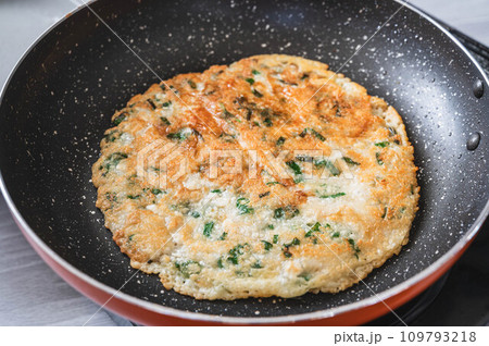 焼き上がった豆腐チーズチヂミ 109793218