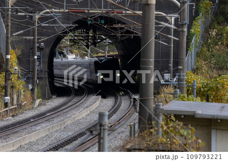 トンネルから現れた東海道新幹線 トンネルから現れた東海道新幹線 109793221