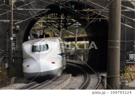 トンネルから現れた東海道新幹線 トンネルから現れた東海道新幹線 109793224
