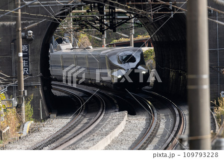 トンネルから現れた東海道新幹線 109793228