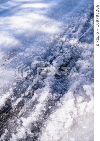 溶け始めた道路の雪 溶け始めた道路の雪 109793266