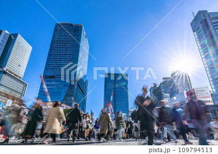 日本の東京都市景観 師走の慌ただしさ…賑わう渋谷。光と影…明日へ…叡智の時代、希望の光を…＝17日 109794513