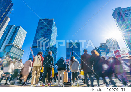 日本の東京都市景観 師走の慌ただしさ…賑わう渋谷。光と影…明日へ…叡智の時代、希望の光を…=17日 日本の東京都市景観 師走の慌ただしさ…賑わう渋谷。光と影…明日へ…叡智の時代、希望の光を…=17日 109794514
