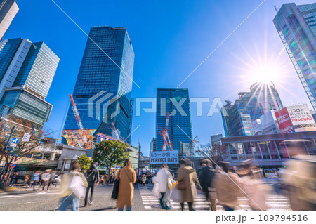 日本の東京都市景観 師走の慌ただしさ…賑わう渋谷。光と影…明日へ…叡智の時代、希望の光を…=17日 日本の東京都市景観 師走の慌ただしさ…賑わう渋谷。光と影…明日へ…叡智の時代、希望の光を…=17日 109794516