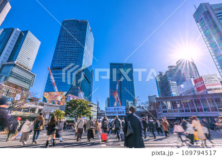 日本の東京都市景観 師走の慌ただしさ…賑わう渋谷。光と影…明日へ…叡智の時代、希望の光を…＝17日 109794517