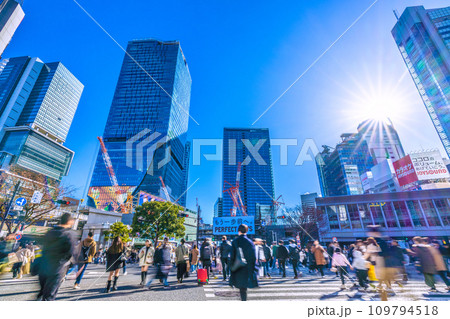 日本の東京都市景観 師走の慌ただしさ…賑わう渋谷。光と影…明日へ…叡智の時代、希望の光を…=17日 日本の東京都市景観 師走の慌ただしさ…賑わう渋谷。光と影…明日へ…叡智の時代、希望の光を…=17日 109794518