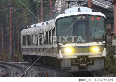 ［JR-E］嵯峨野線221系電車（各停-4両：京都⇔亀岡） 109794724