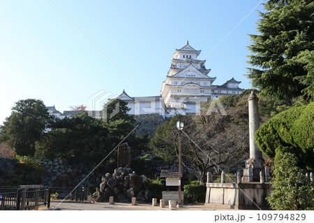 姫路城 東側 喜斎門跡付近から見る天守（兵庫県 姫路市） 109794829