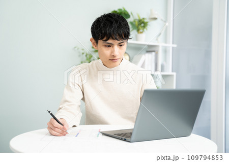 確定申告書類を準備する男性 確定申告書類を準備する男性 109794853