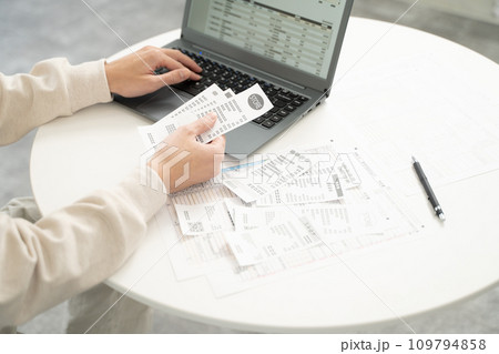 確定申告準備のためのレシートと領収書の整理 確定申告準備のためのレシートと領収書の整理 109794858