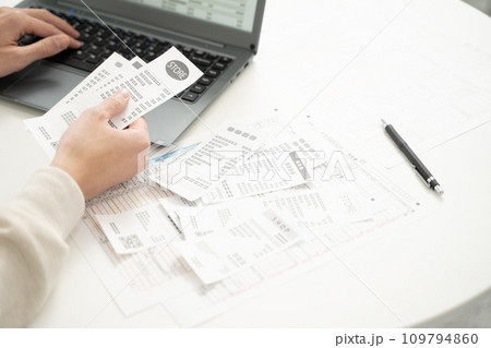 確定申告準備のためのレシートと領収書の整理 確定申告準備のためのレシートと領収書の整理 109794860