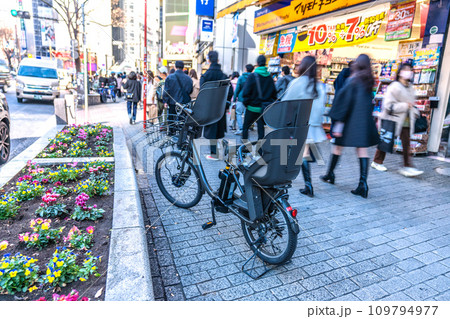 日本の東京都市景観 師走の慌ただしさ…賑わう渋谷。たった一台の放置自転車だが…光と影…希望の光を… 日本の東京都市景観 師走の慌ただしさ…賑わう渋谷。たった一台の放置自転車だが…光と影…希望の光を… 109794977