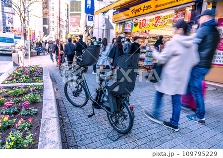日本の東京都市景観 師走の慌ただしさ…賑わう渋谷。たった一台の放置自転車だが…光と影…希望の光を…＝ 109795229
