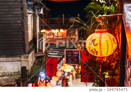 台湾　夜の九份 109795475