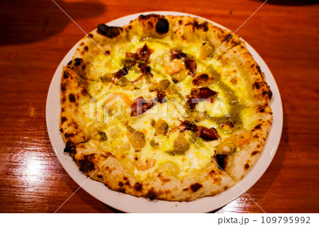 イタリアンレストランの窯焼きピッツァ、シーフードとジェノバピザのディナー(東京都千代田区) イタリアンレストランの窯焼きピッツァ、シーフードとジェノバピザのディナー(東京都千代田区) 109795992