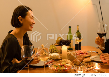 夕食を楽しむ女性 夕食を楽しむ女性 109796299
