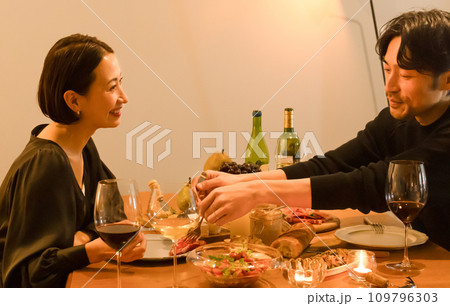 食事を楽しむカップル 109796303
