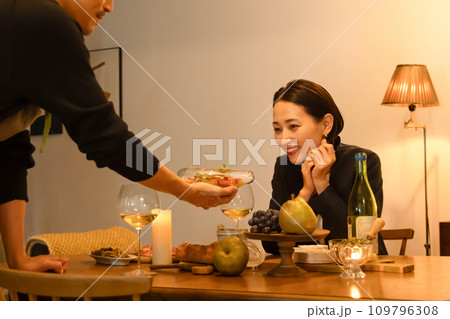 料理を食卓に運ぶ男性 料理を食卓に運ぶ男性 109796308