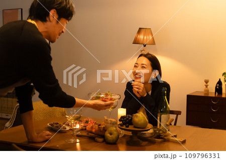 妻に手料理を振る舞う夫 妻に手料理を振る舞う夫 109796331