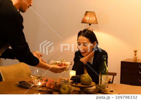 妻に手料理を振る舞う夫 109796332