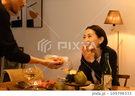 妻に手料理を振る舞う夫 109796333