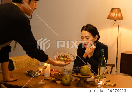 妻に手料理を振る舞う夫 109796334