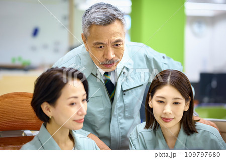 作業着を着たビジネスチーム 109797680