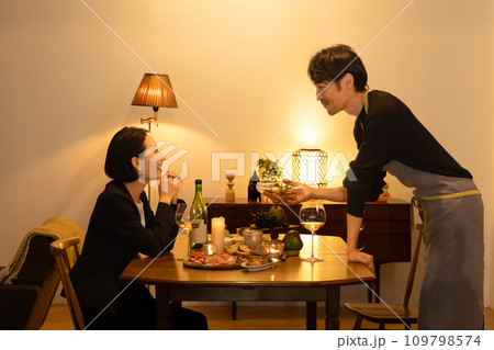 妻に手料理を振る舞う夫 109798574