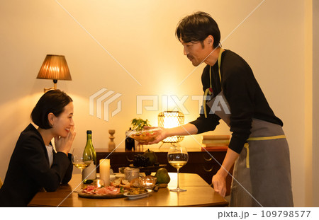 料理をする夫 109798577