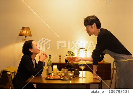 妻に手料理を振る舞う夫 109798582