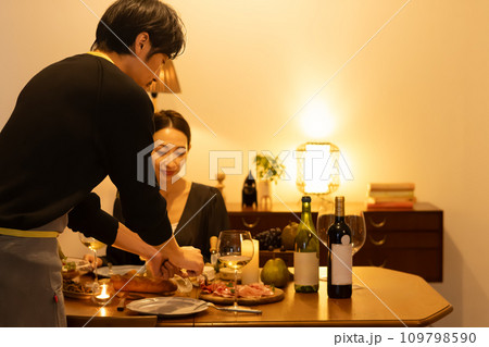 食事をするカップル 109798590