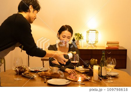 食事をするカップル 109798618